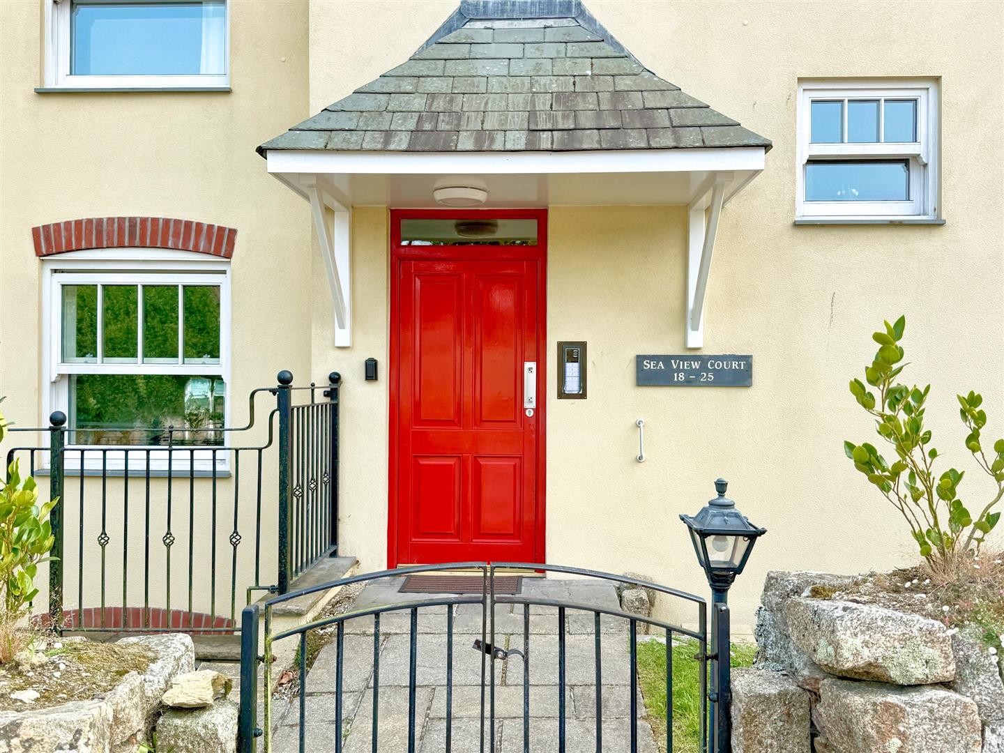 2 bed property in Sea View Court, Falmouth